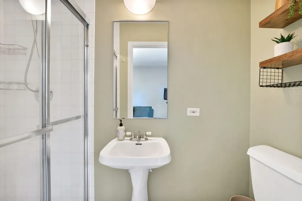 2001 North Honore Street Chicago IL 60614