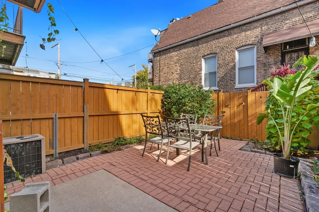 2001 North Honore Street Chicago IL 60614