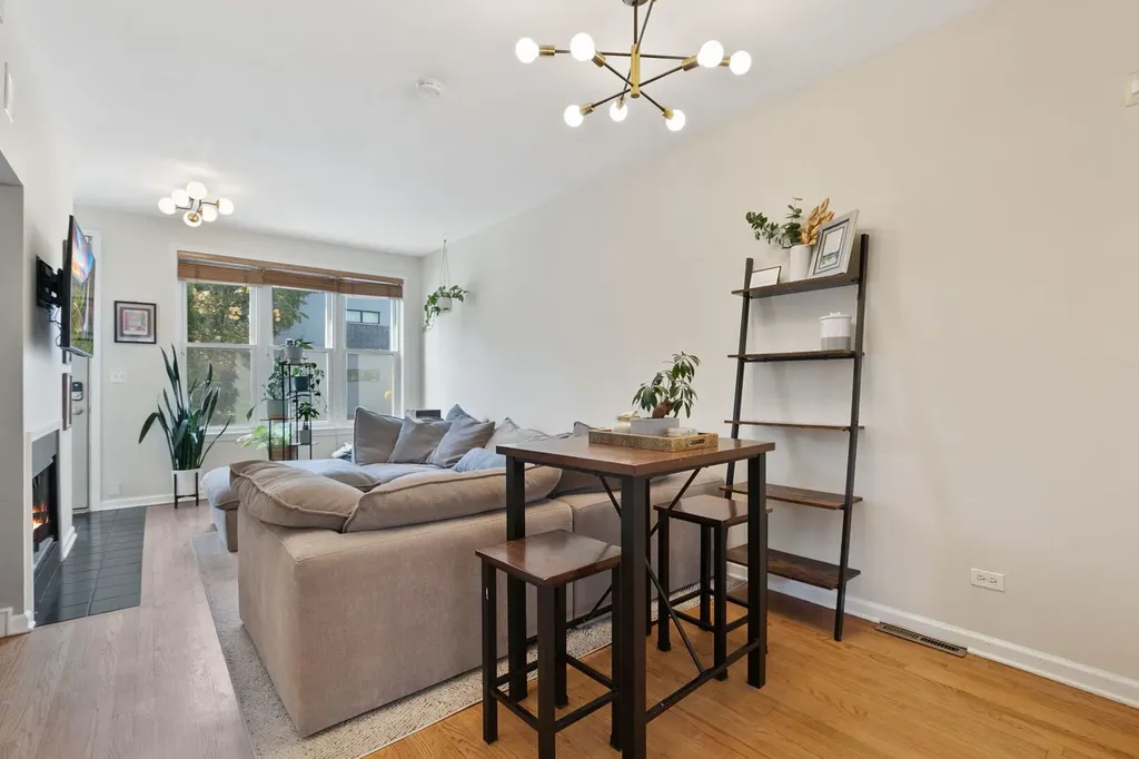 2001 North Honore Street Chicago IL 60614