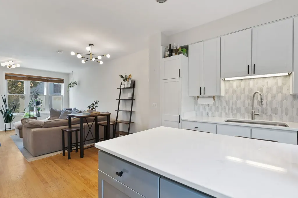 2001 North Honore Street Chicago IL 60614