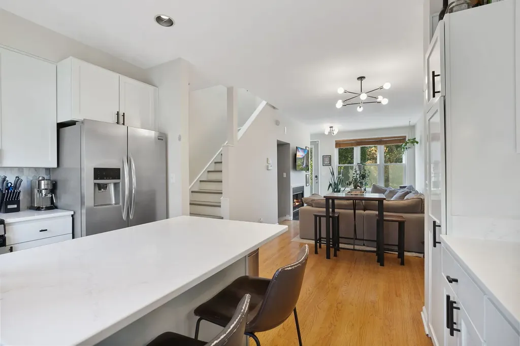 2001 North Honore Street Chicago IL 60614