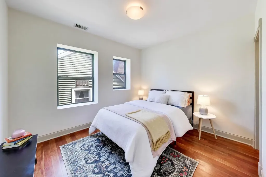 4442 North Damen Avenue Chicago IL 60625