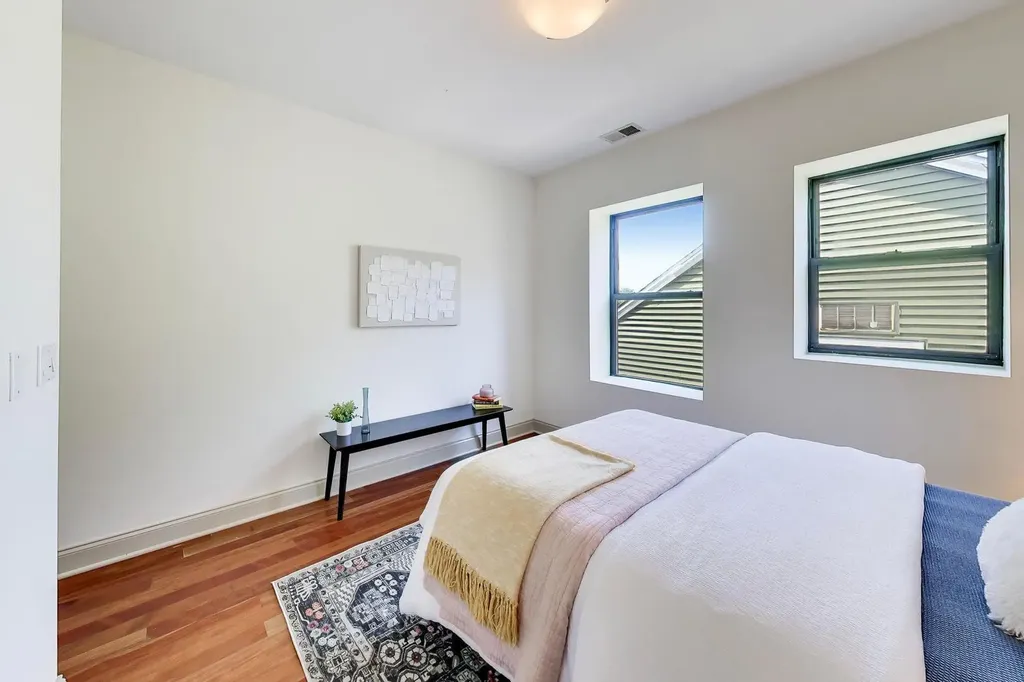 4442 North Damen Avenue Chicago IL 60625