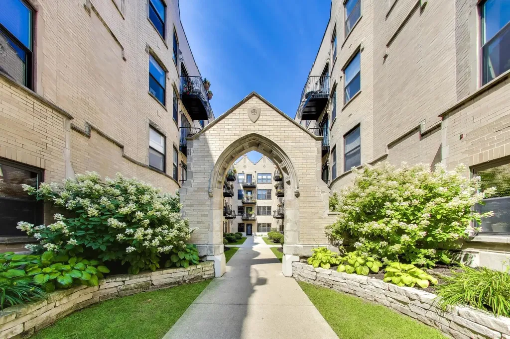 4442 North Damen Avenue Chicago IL 60625