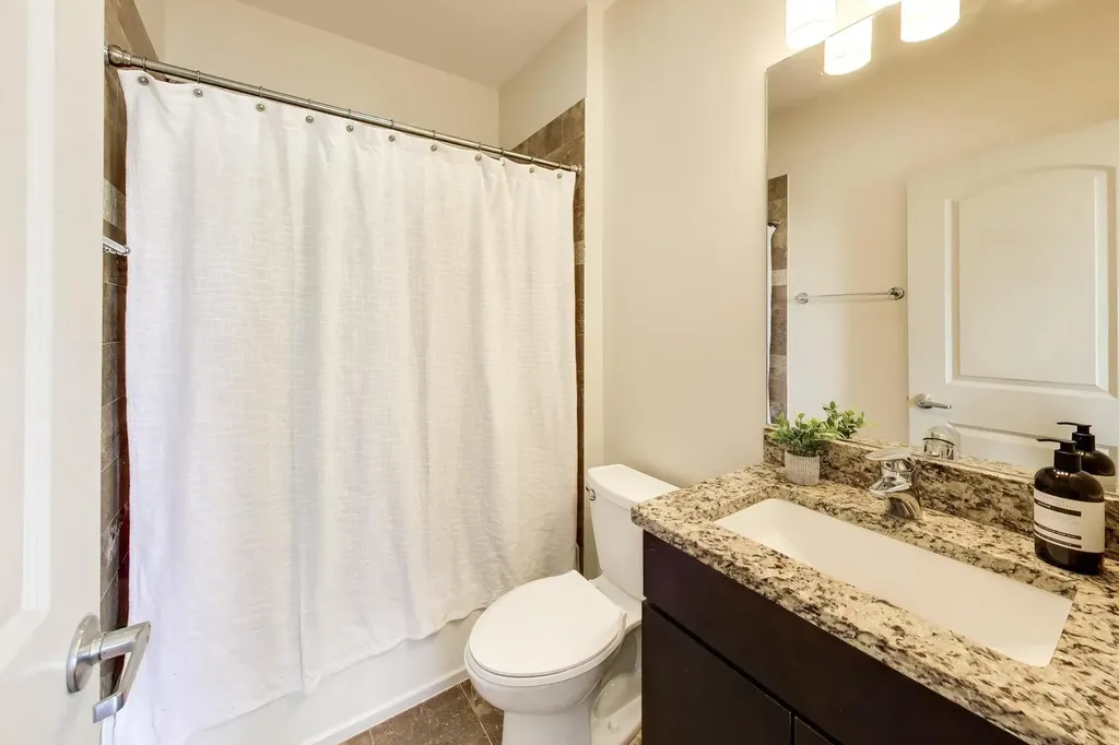 4442 North Damen Avenue Chicago IL 60625