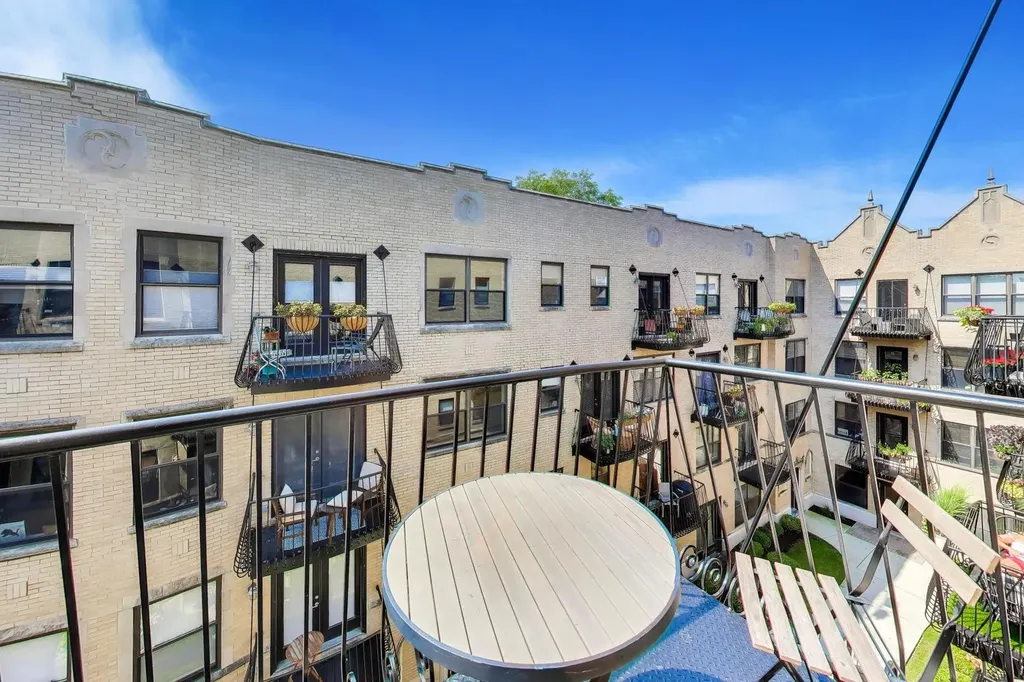 4442 North Damen Avenue Chicago IL 60625