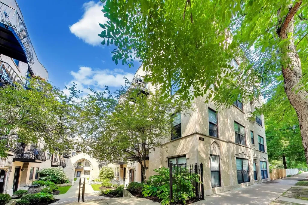 4442 North Damen Avenue Chicago IL 60625