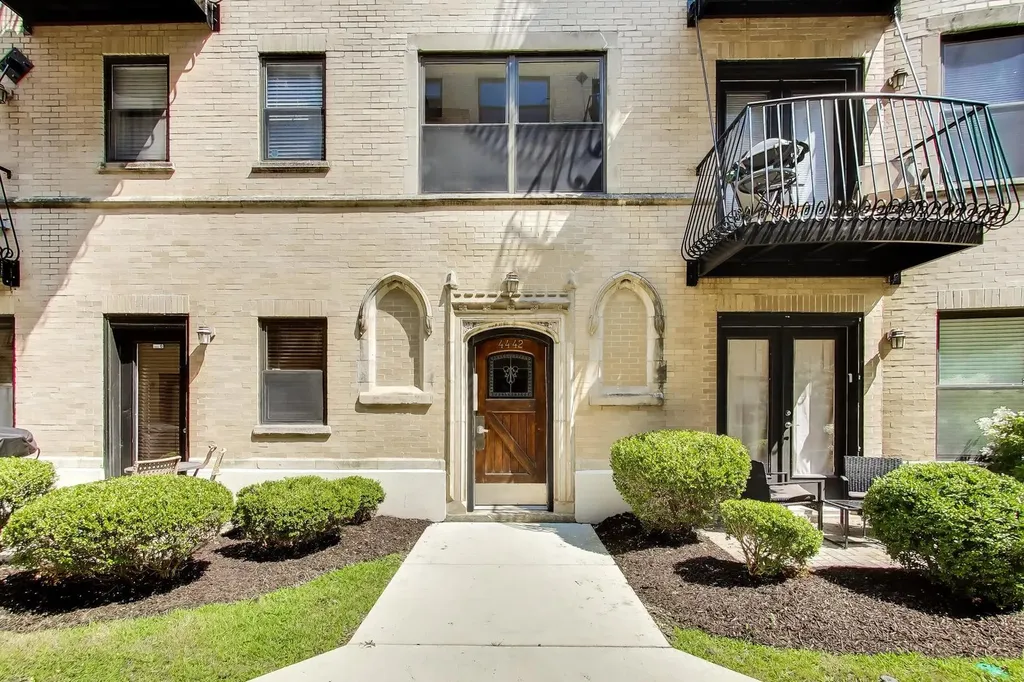 4442 North Damen Avenue Chicago IL 60625