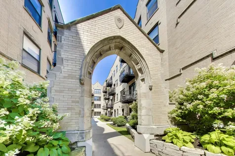4442 North Damen Avenue Chicago IL 60625