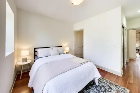 4442 North Damen Avenue Chicago IL 60625