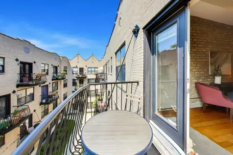 4442 North Damen Avenue Chicago IL 60625