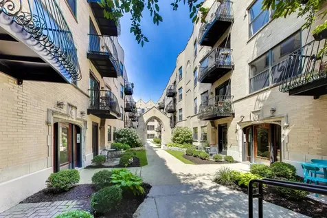 4442 North Damen Avenue Chicago IL 60625