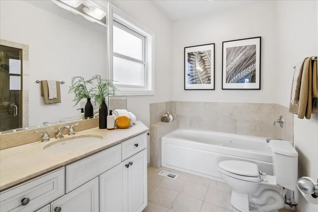 4728 North Malden Street Chicago IL 60640