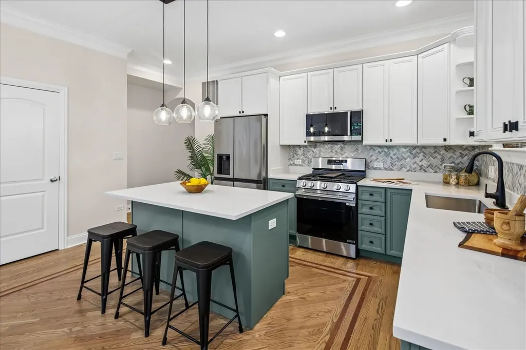 4728 North Malden Street Chicago IL 60640