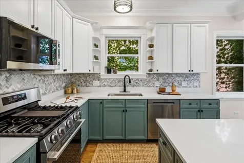 4728 North Malden Street Chicago IL 60640