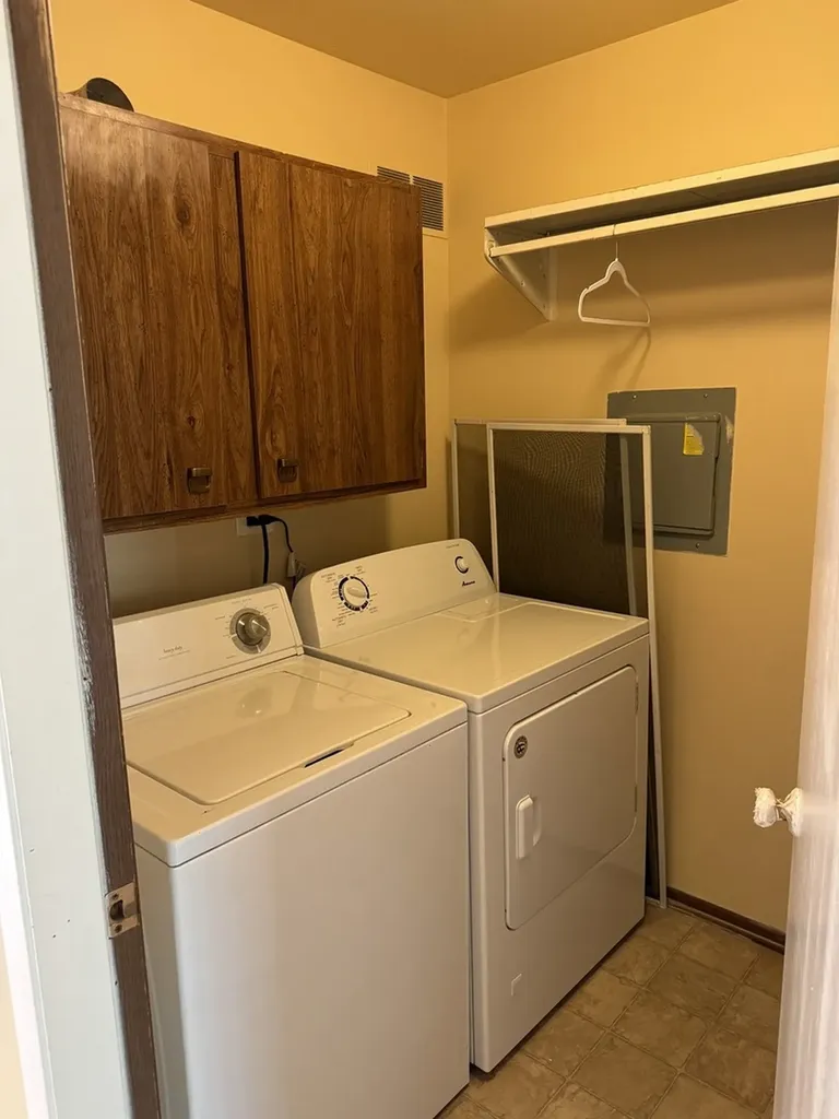 690 Cross Creek Dr Drive Roselle IL 60172