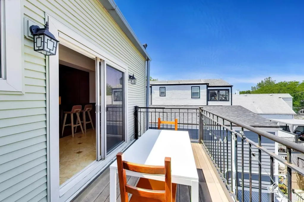 2046 West Cuyler Avenue Chicago IL 60618