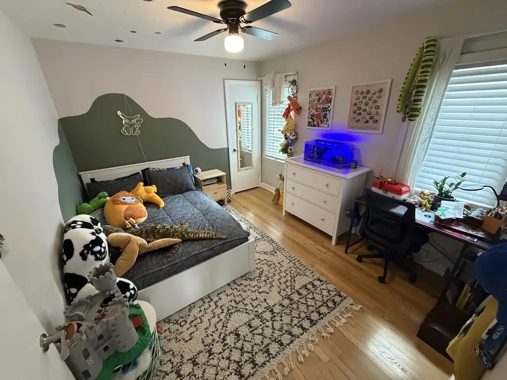 4921 West Catalpa Avenue Chicago IL 60630