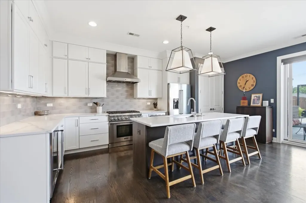 5820 North Clark Street Chicago IL 60660
