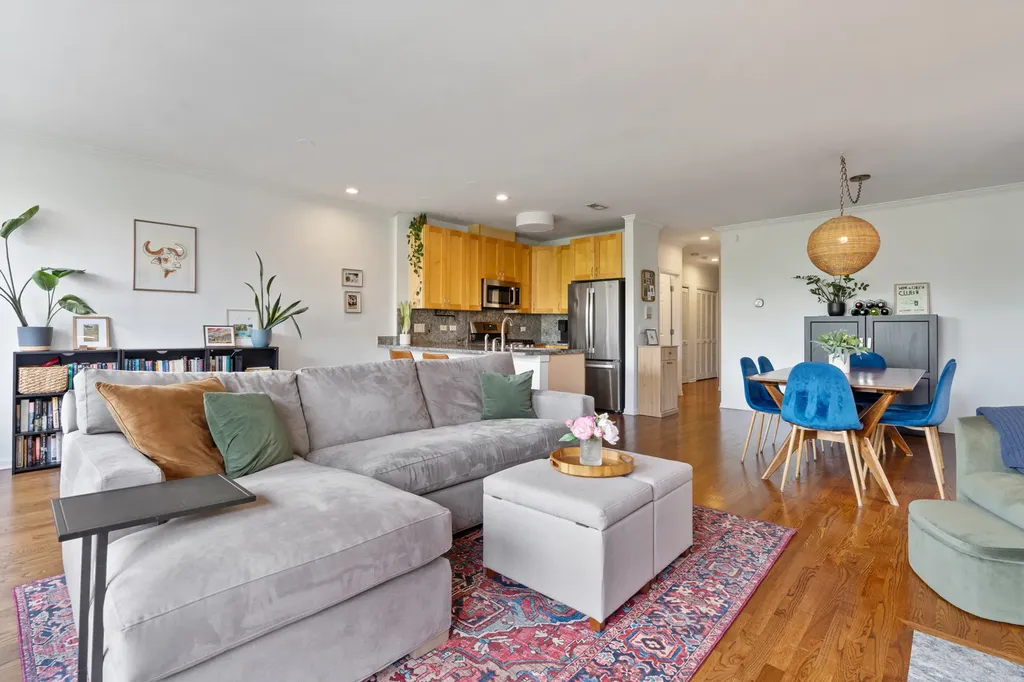 934 West Cuyler Avenue Chicago IL 60613