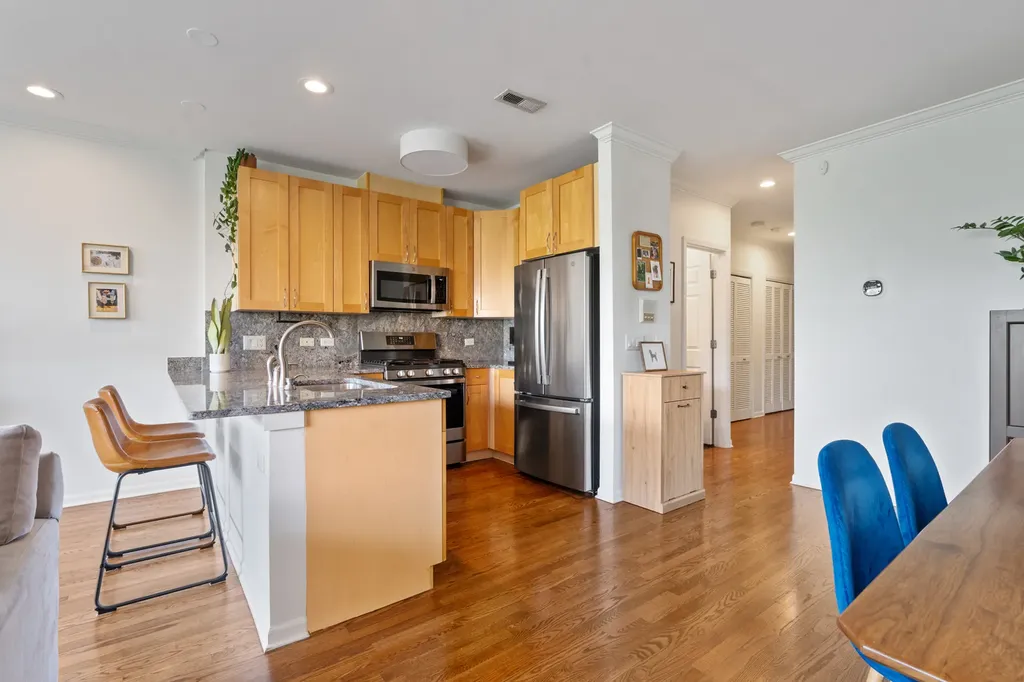 934 West Cuyler Avenue Chicago IL 60613