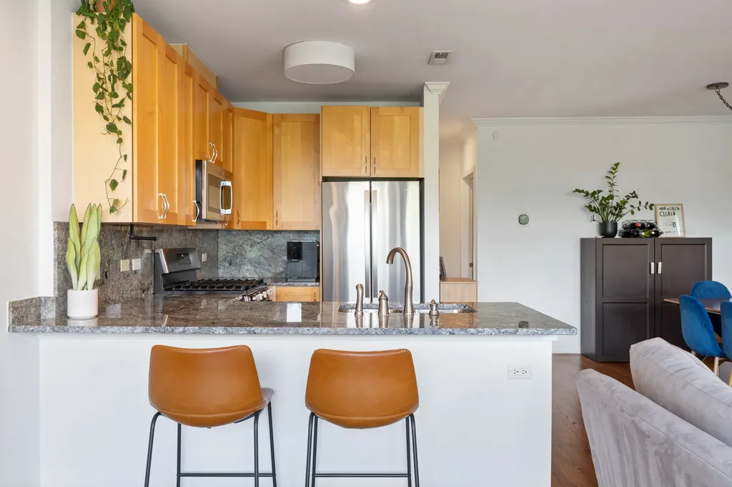 934 West Cuyler Avenue Chicago IL 60613