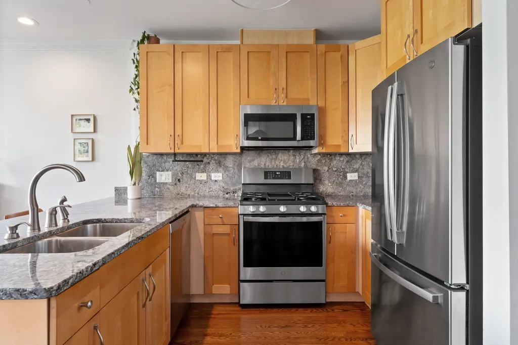 934 West Cuyler Avenue Chicago IL 60613
