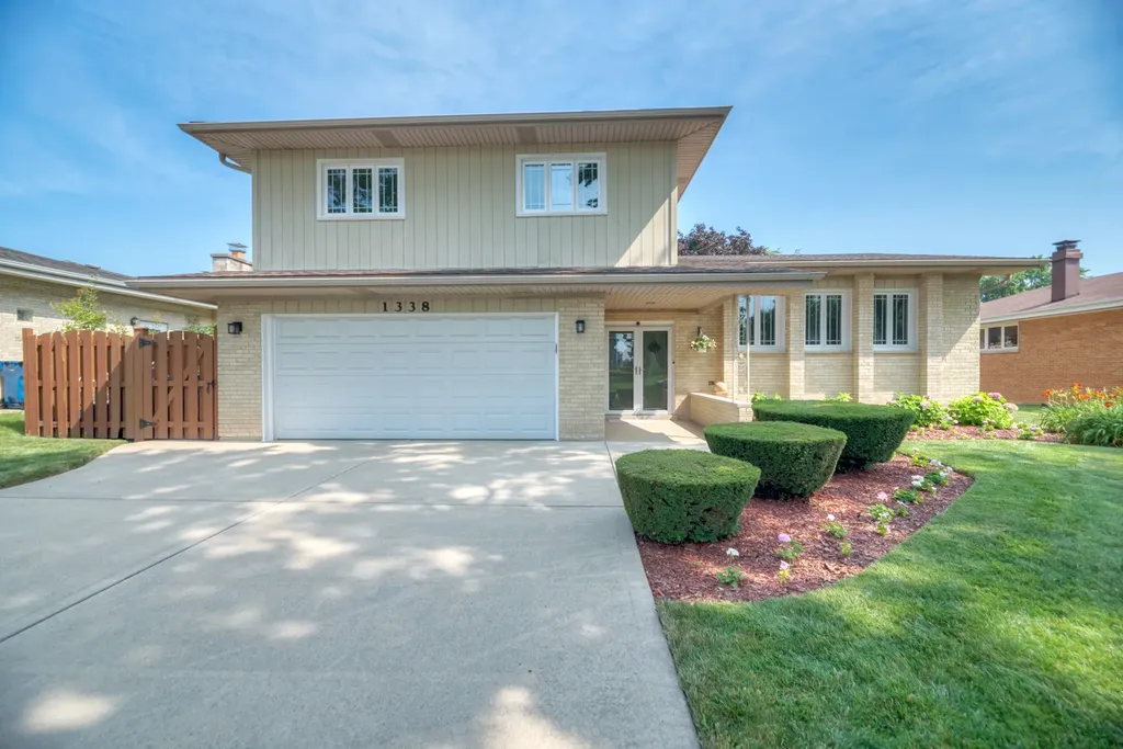 1338 West Holtz Avenue Addison IL 60101
