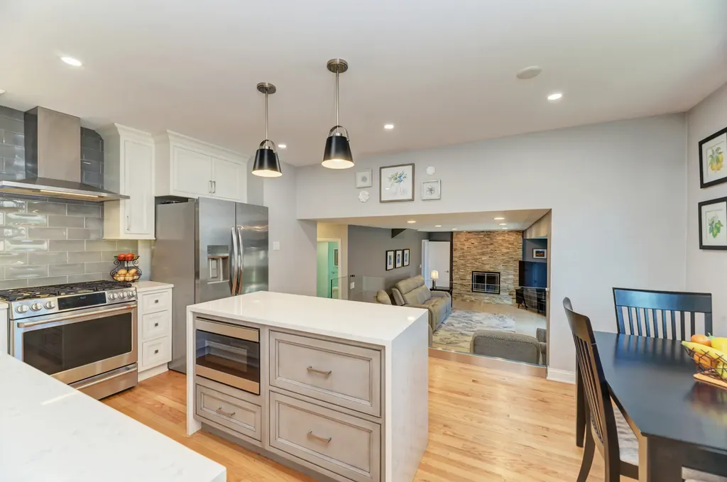 1338 West Holtz Avenue Addison IL 60101