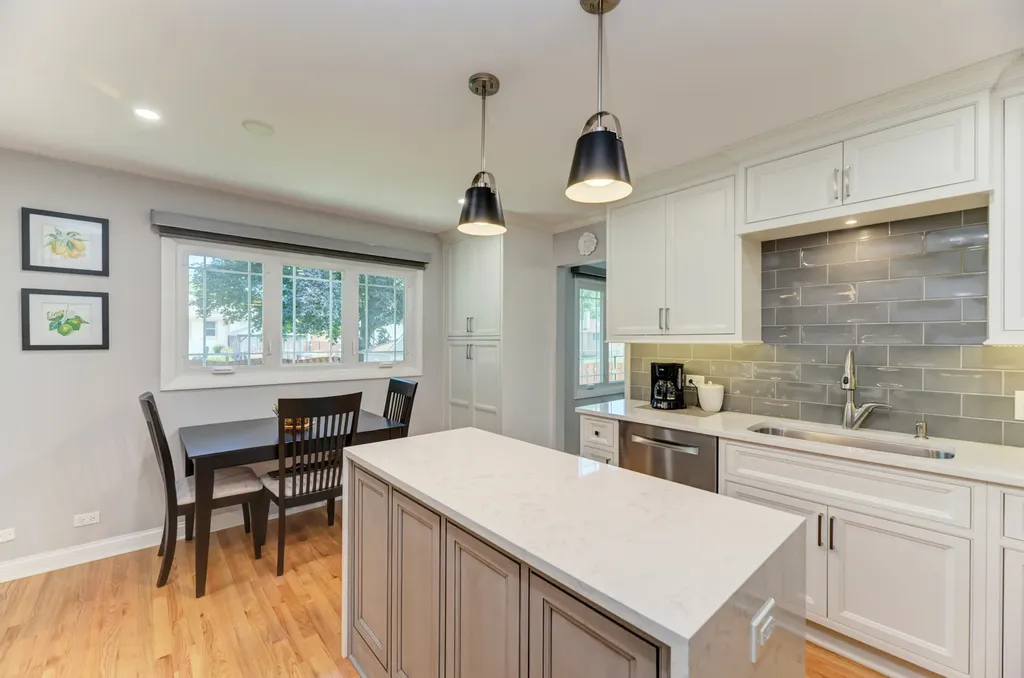 1338 West Holtz Avenue Addison IL 60101