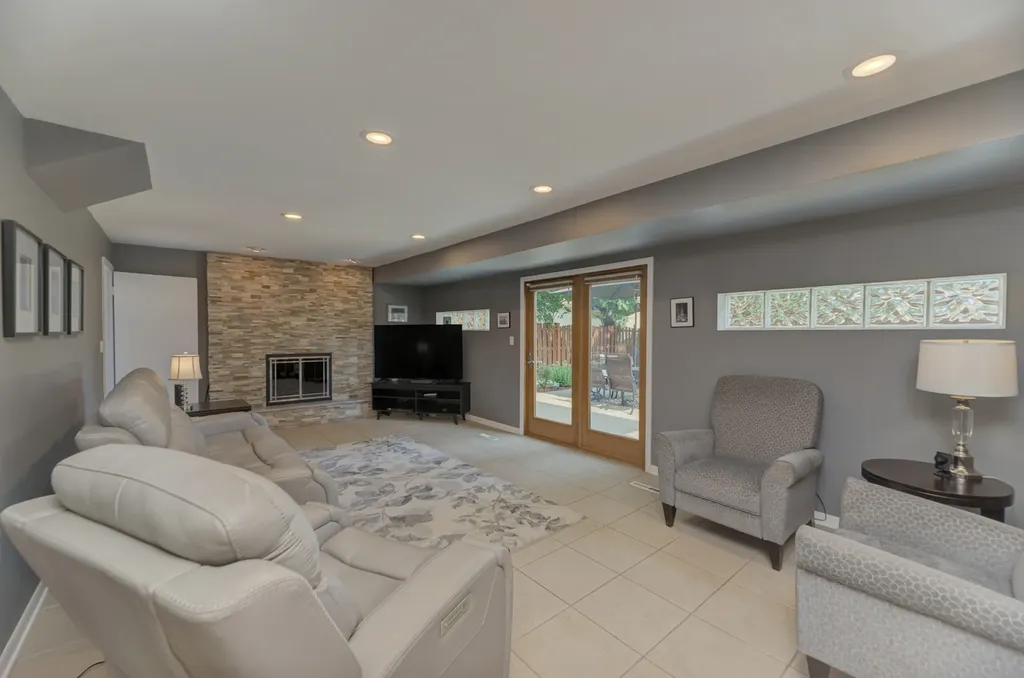 1338 West Holtz Avenue Addison IL 60101