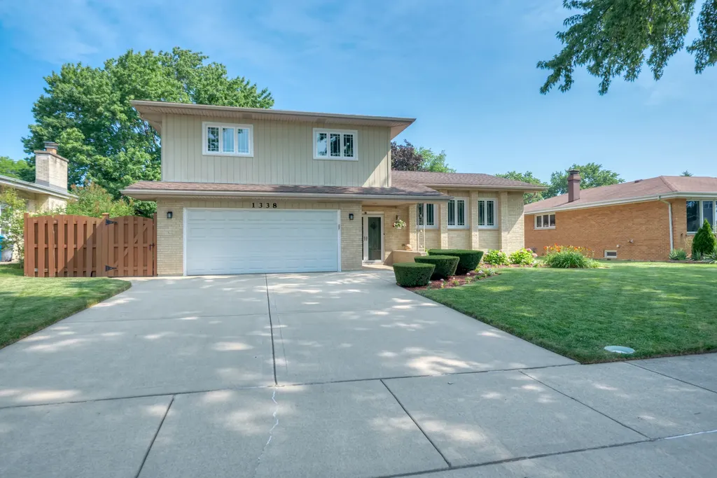1338 West Holtz Avenue Addison IL 60101