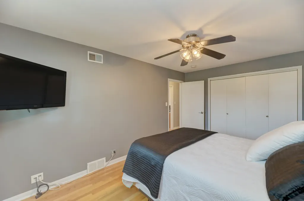 1338 West Holtz Avenue Addison IL 60101