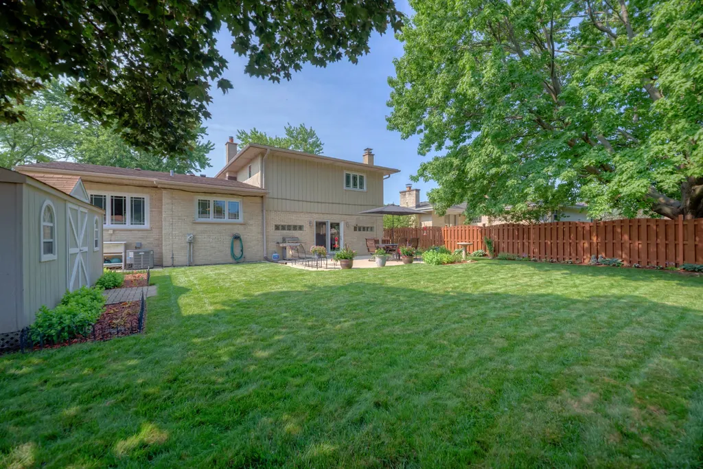 1338 West Holtz Avenue Addison IL 60101