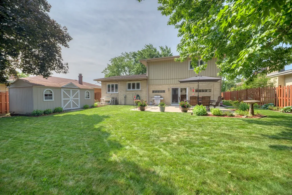 1338 West Holtz Avenue Addison IL 60101