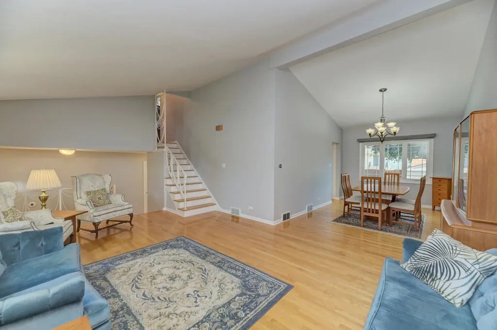 1338 West Holtz Avenue Addison IL 60101