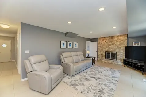 1338 West Holtz Avenue Addison IL 60101