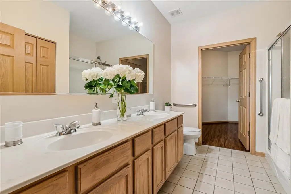 350 Woodhill Drive Carol Stream IL 60188