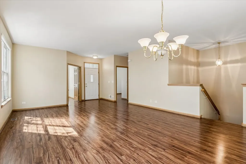 350 Woodhill Drive Carol Stream IL 60188