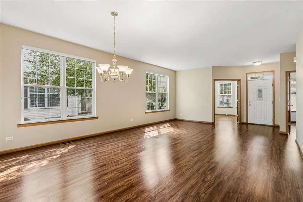 350 Woodhill Drive Carol Stream IL 60188