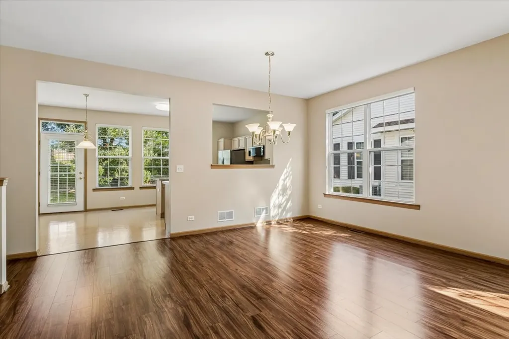 350 Woodhill Drive Carol Stream IL 60188