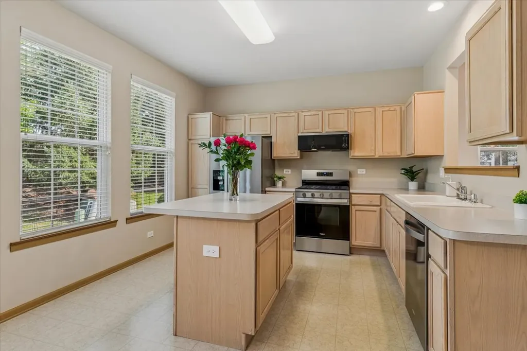350 Woodhill Drive Carol Stream IL 60188