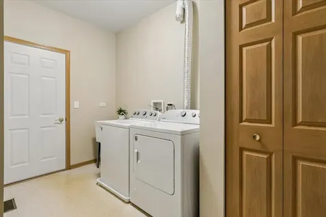 350 Woodhill Drive Carol Stream IL 60188