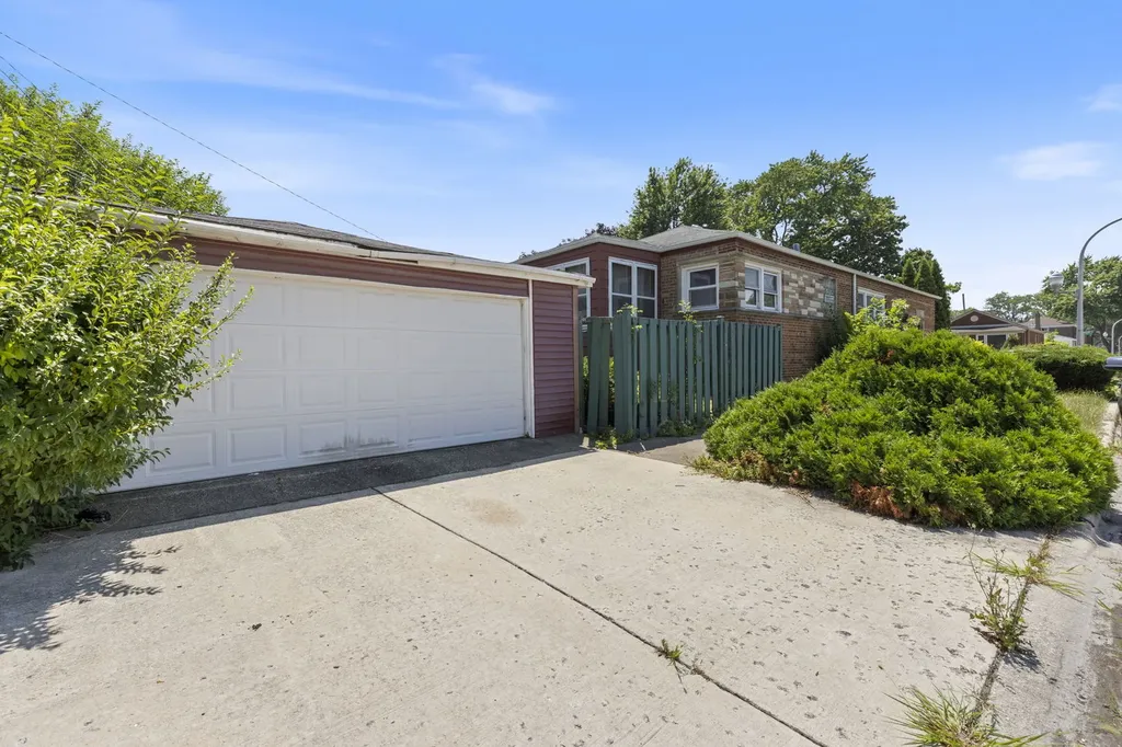 8733 South Ridgeland Avenue Chicago IL 60617