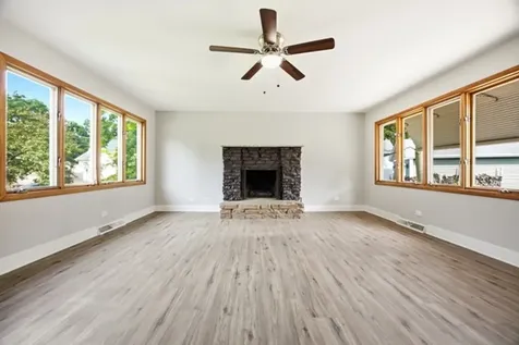 10 Lincoln Avenue East Dundee IL 60118