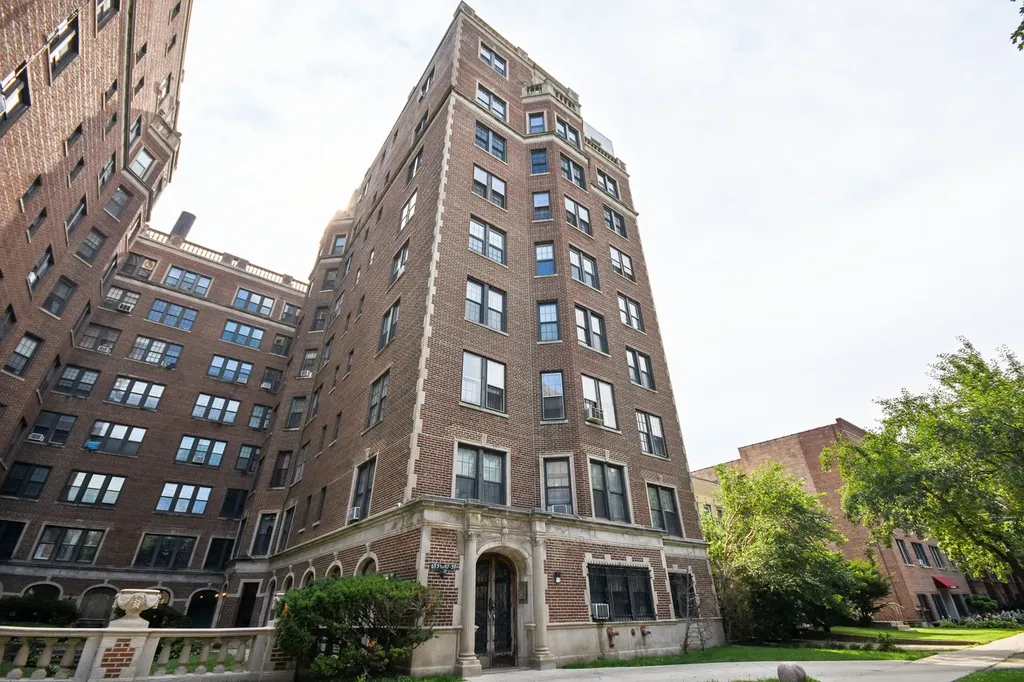 6935 South Crandon Avenue Chicago IL 60649