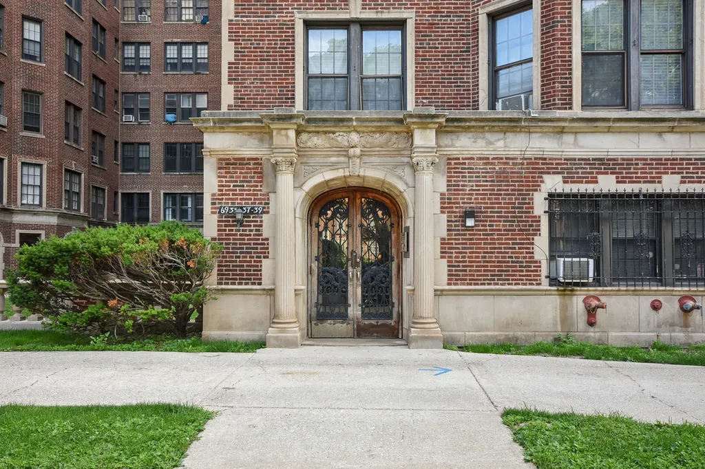 6935 South Crandon Avenue Chicago IL 60649