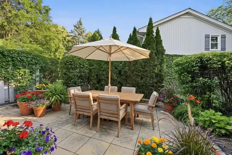 14 Robin Hood Lane Northfield IL 60093