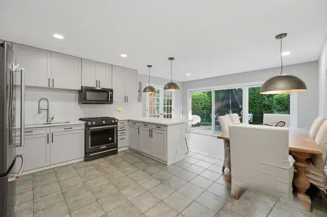 14 Robin Hood Lane Northfield IL 60093