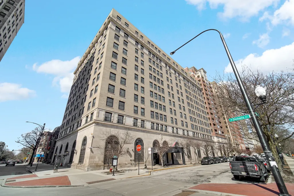 2100 North Lincoln Park West Street Chicago IL 60614